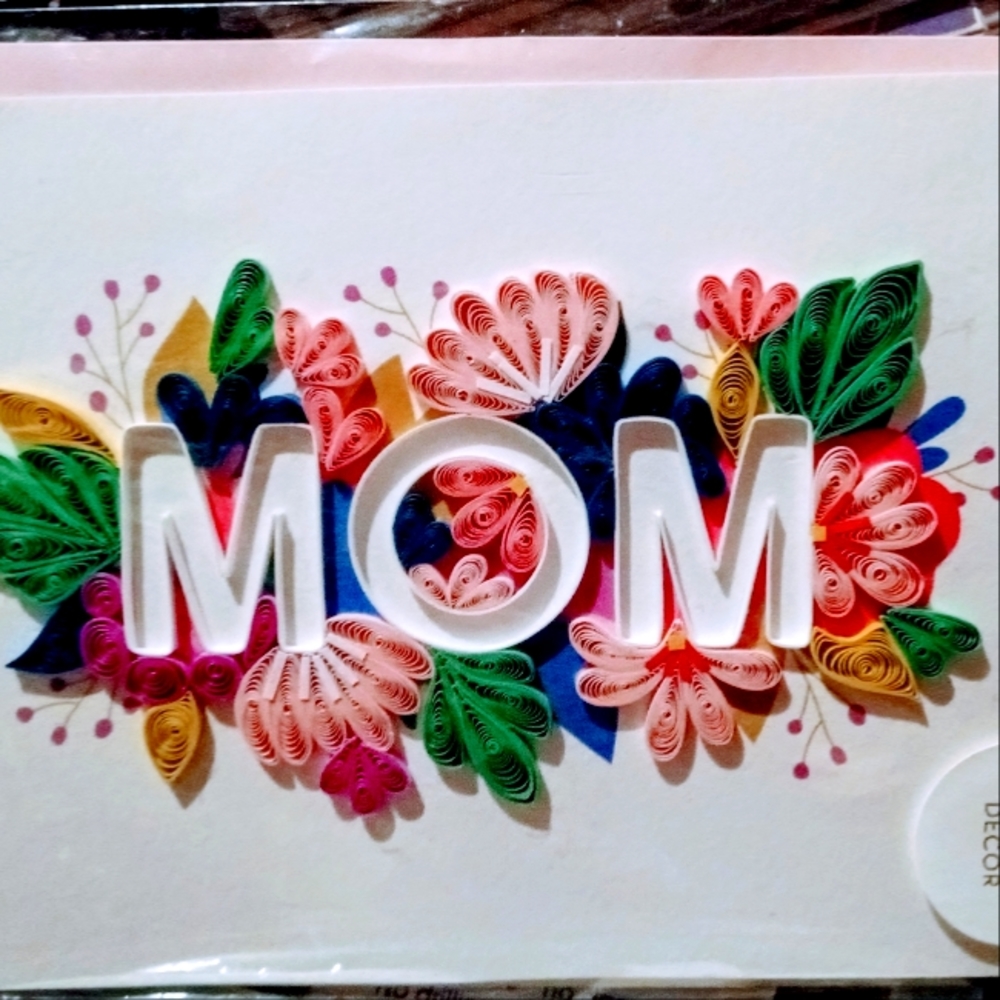 Hallmark Signature Collection "Mom" card w/removable wooden token